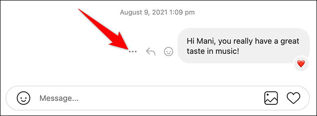 Clique nos três pontos ao lado de uma mensagem no site Instagram.