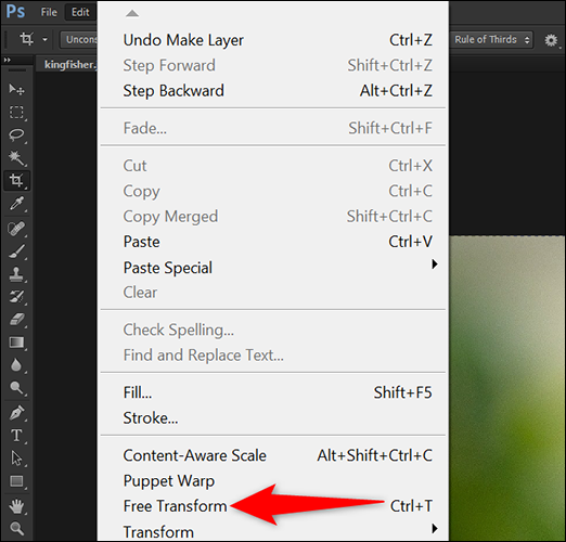 Clique em Editar> Transformação livre no Photoshop.