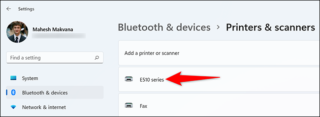 Selecione uma impressora na página "Impressoras e Scanners" em Configurações.