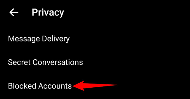 Toque em "Contas bloqueadas" na tela "Privacidade" do Messenger.