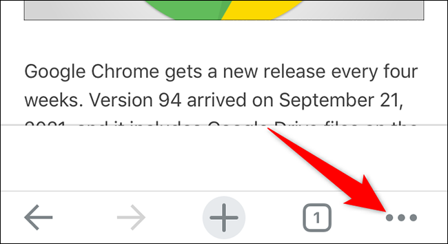 Toque nos três pontos no canto inferior direito do Chrome no iPhone.
