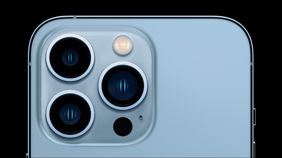 Modelo Apple iPhone Pro com três câmeras traseiras.