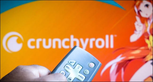 Pessoa colocando Crunchyroll na TV