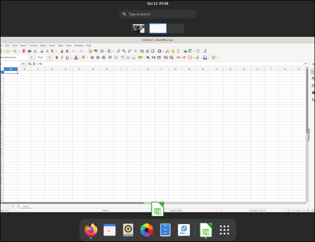Tela de visão geral do Fedora 35 mostrando o LibreOffice Calc em tela cheia em uma área de trabalho.