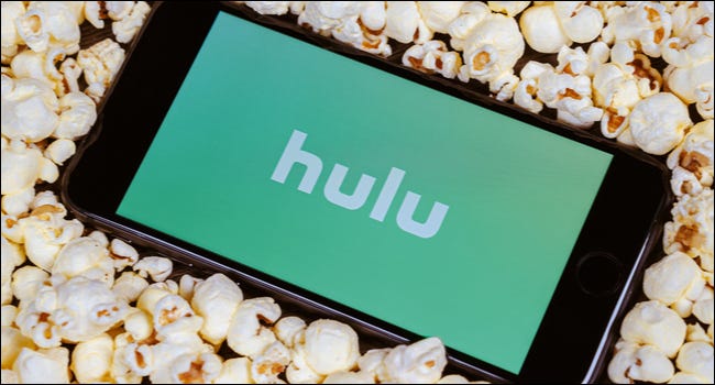 Hulu em um telefone cercado de pipoca