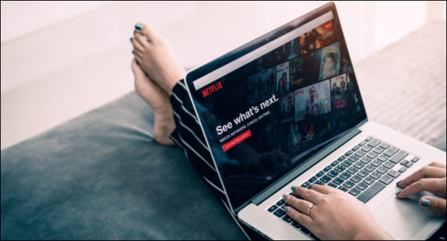 Pessoa assistindo Netflix no laptop
