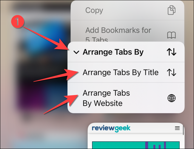 Pressione uma guia com força, selecione "Organizar guias por" no menu de toque longo e escolha organizar por título ou site.