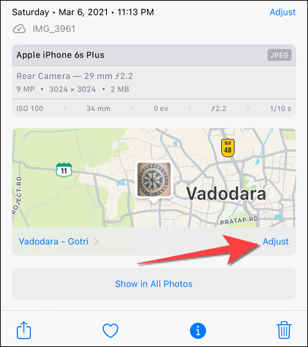 Toque na opção "Ajustar" para alterar os detalhes de localização de uma foto.