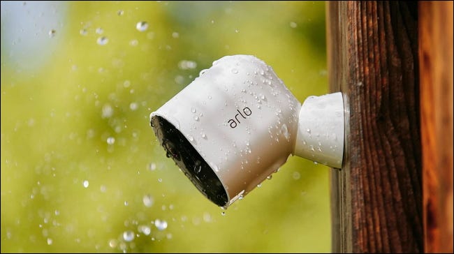 Câmera Arlo Pro lá fora na chuva