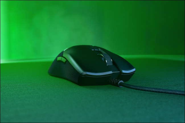 Mouse Razer Viper na mesa com iluminação RGB verde