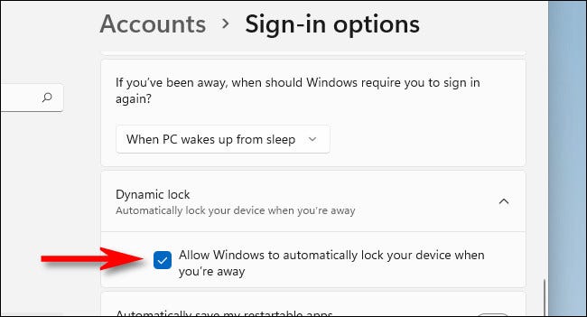 Em Configurações, marque a caixa ao lado de "Permitir que o Windows bloqueie automaticamente seu dispositivo quando você estiver ausente".