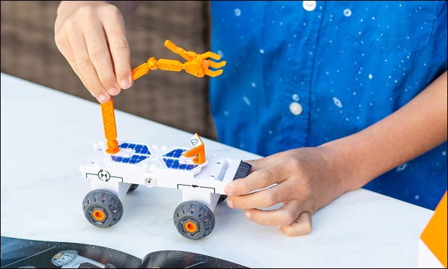 Criança construindo um brinquedo espacial