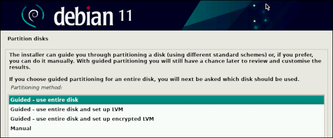 Escolhendo opções de particionamento na instalação do Linux Debian 11