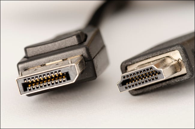 Imagem aproximada dos conectores DisplayPort e HDMI