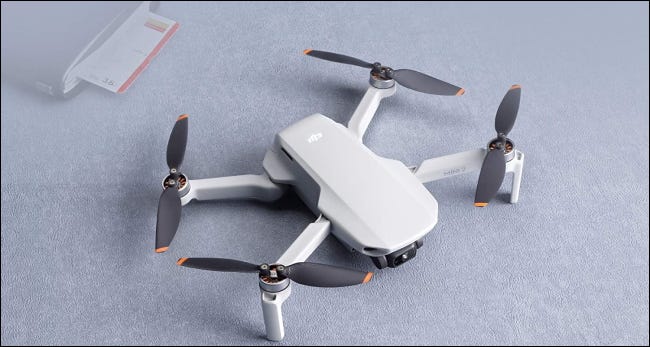 dji mini 2 no tapete cinza