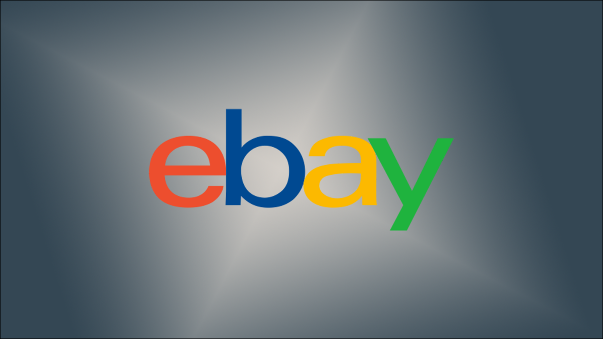 Logotipo do eBay em um fundo cinza gradiente.