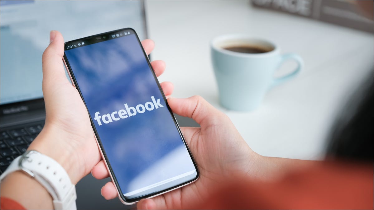 Logotipo do Facebook em um smartphone