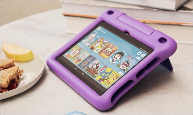 Fire HD 8 tablet na mesa