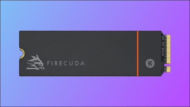 Firecuda SSD em fundo azul e roxo