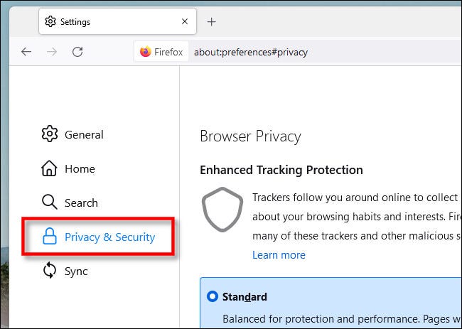Nas configurações do Firefox, clique em "Privacidade e segurança".