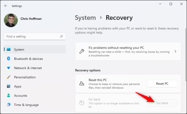 Clique em “Voltar” em Opções de recuperação para reverter para o Windows 10.