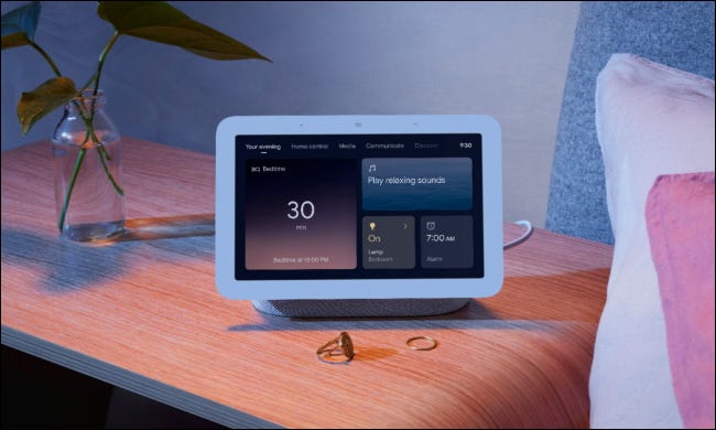 Google Nest Hub na mesa de cabeceira