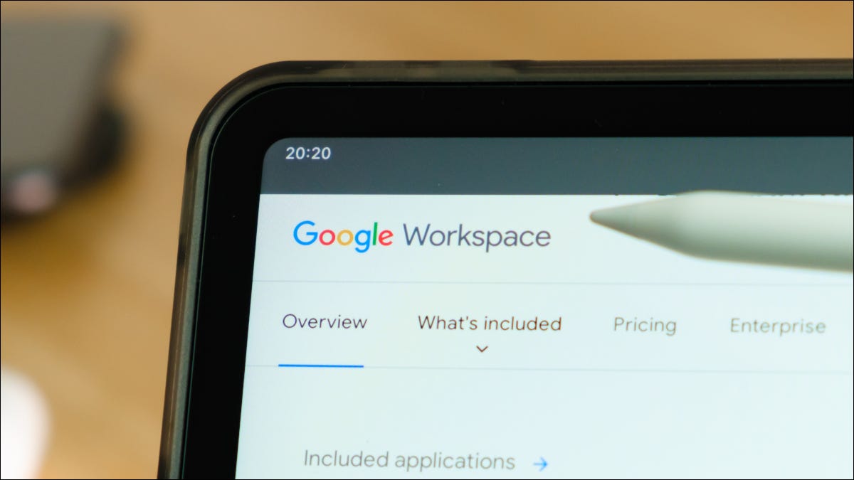 Logotipo do Google Workspace no canto da tela do tablet com caneta