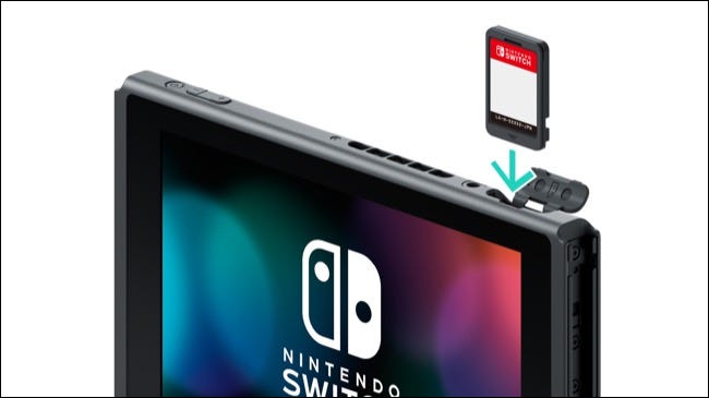 Inserindo um cartão de jogo no Nintendo Switch