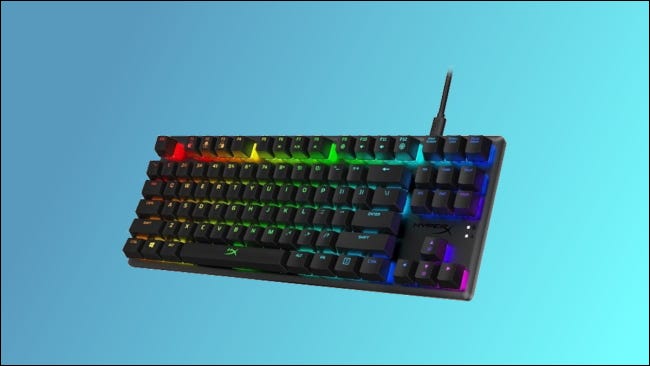 Teclado HyperX Alloy Origins em fundo azul