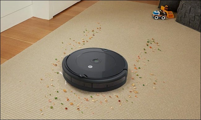 roomba limpando bagunça no carpete