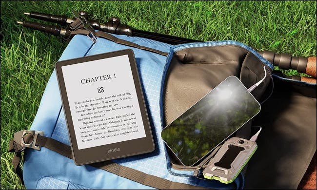 Kindle Paperwhite do lado de fora na mochila
