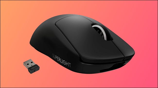 Logitech Superlight em fundo laranja e rosa