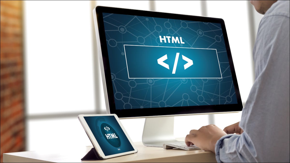 Closeup de telas de computador e tablet exibindo HTML