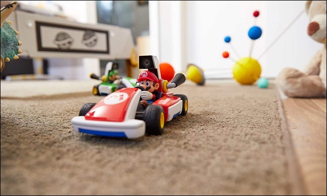 Brinquedo Mario Kart Live Circuit em um tapete