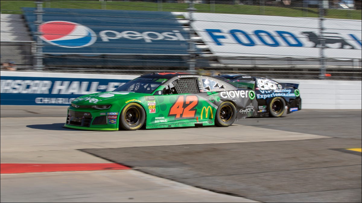 Dois pilotos da Nascar correndo em uma pista