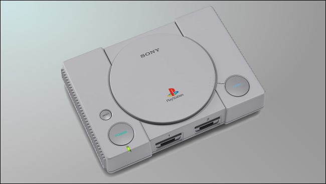Playstation Classic em fundo cinza claro
