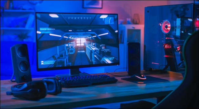 Uma configuração de PC de mesa poderosa em luzes azuis e neon