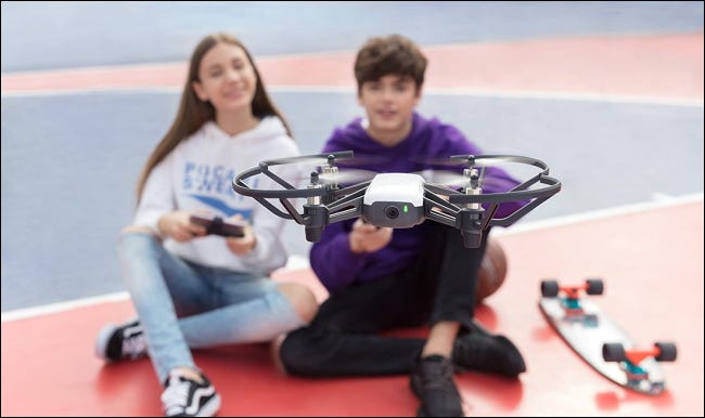 crianças brincando com drone ryze