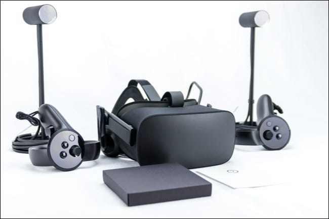Um headset Oculus Rift original com os controladores de toque e sensores de rastreamento.