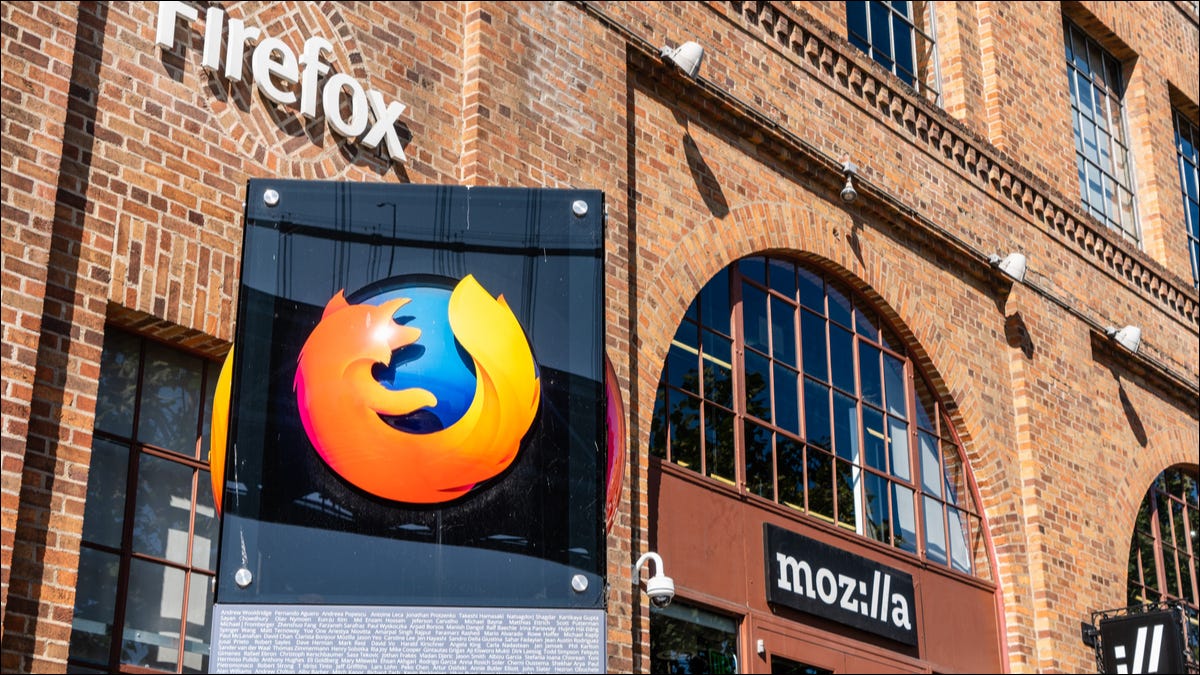 Logotipo do Firefox em frente a um prédio comercial da Mozilla em São Francisco.