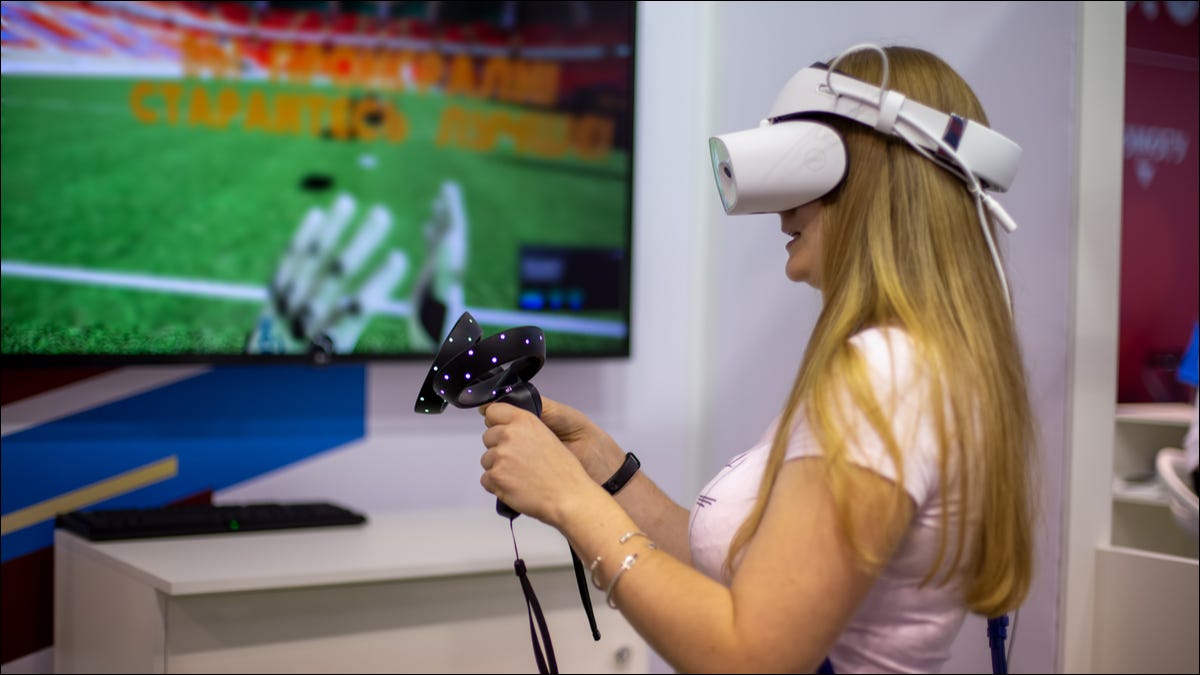 Uma mulher jogando em um fone de ouvido de realidade mista VR do Windows.