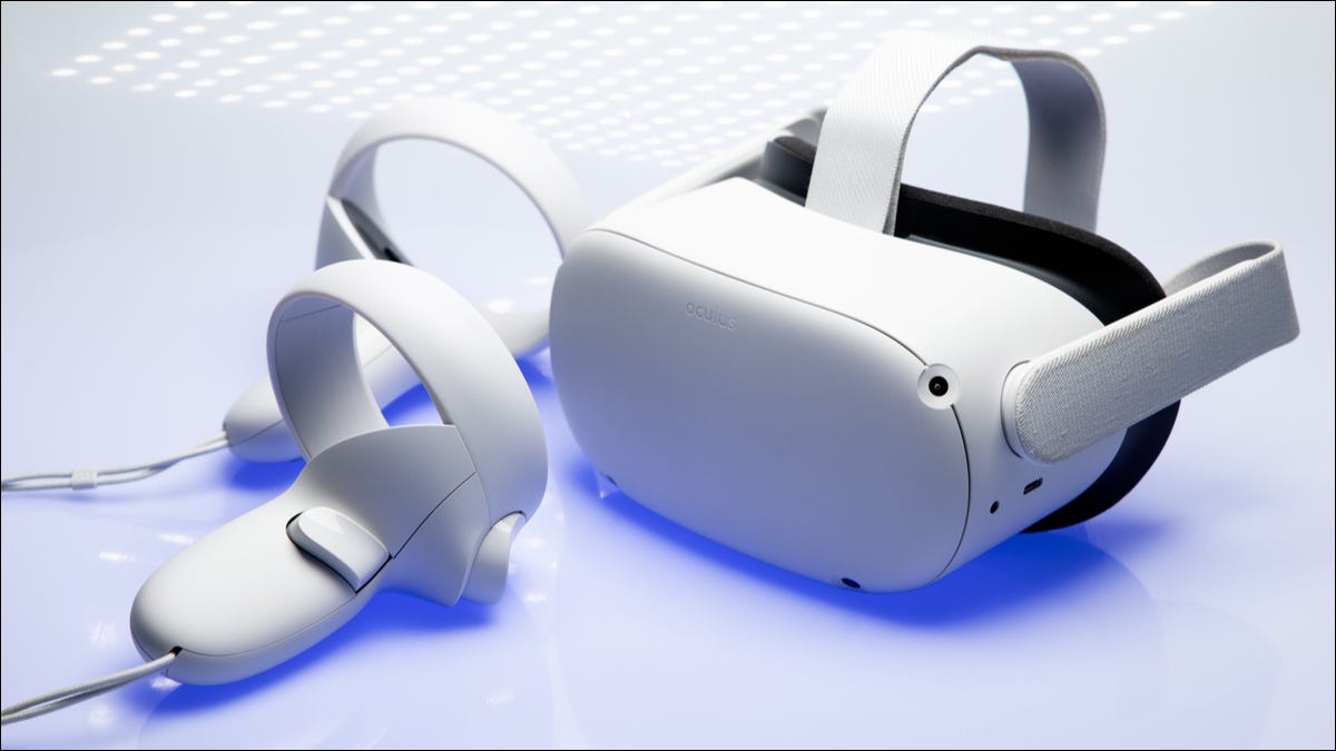 Um fone de ouvido Oculus Quest 2 VR e controladores de toque.