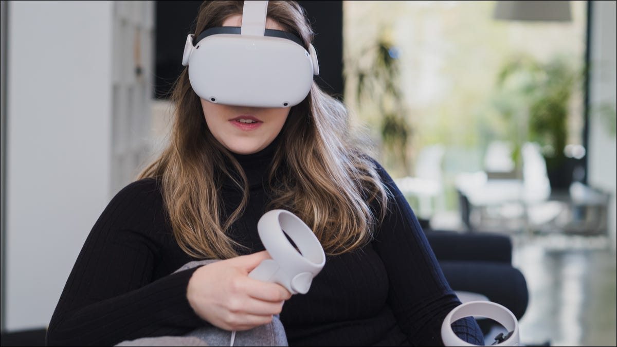 Uma mulher usando um fone de ouvido Oculus Quest 2.