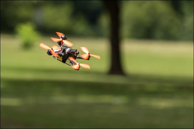 Um drone voando pelo ar.