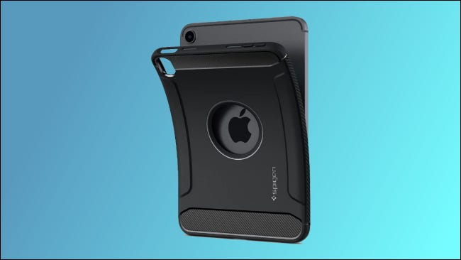 Spigen Rugged Armor em fundo azul