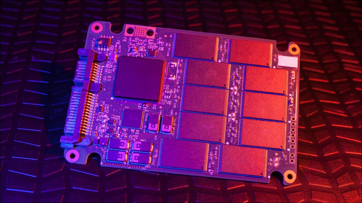 Placa de circuito da unidade SSD em luz azul e rosa.