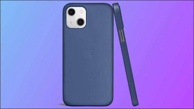 Capa iphone Totallee em fundo azul e roxo