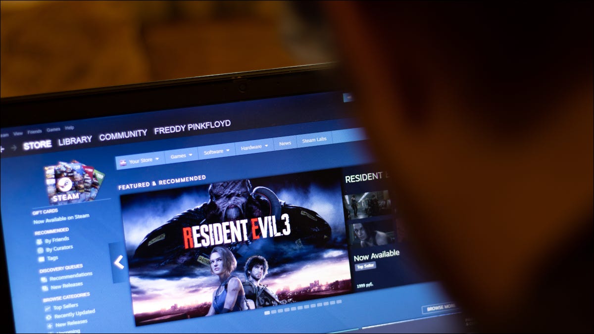 A plataforma Steam rodando em um laptop.