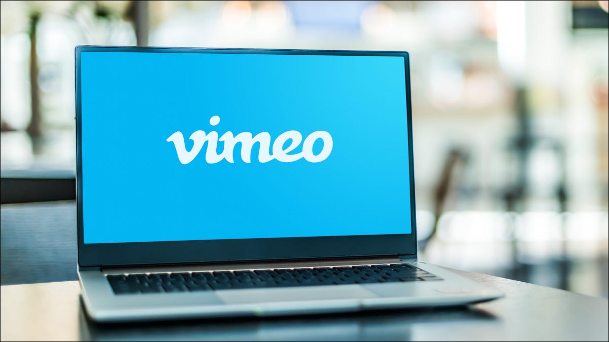 Abra o laptop exibindo o logotipo do Vimeo