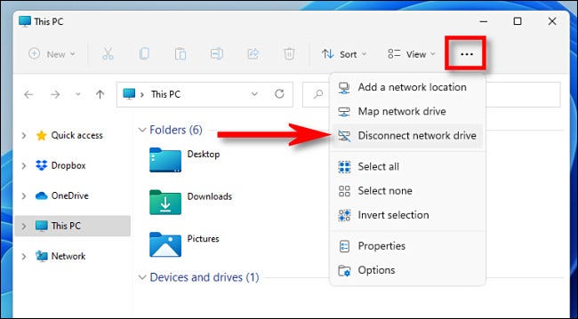 Clique no botão de reticências (três pontos) na barra de ferramentas do File Explorer e selecione "Desconectar unidade de rede".